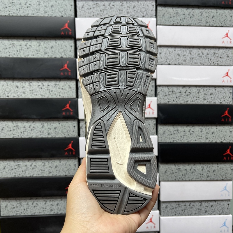 Nike Vomero 4