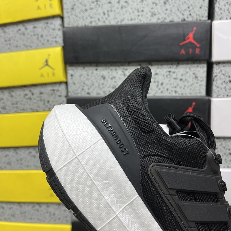 Ultraboost Light 7