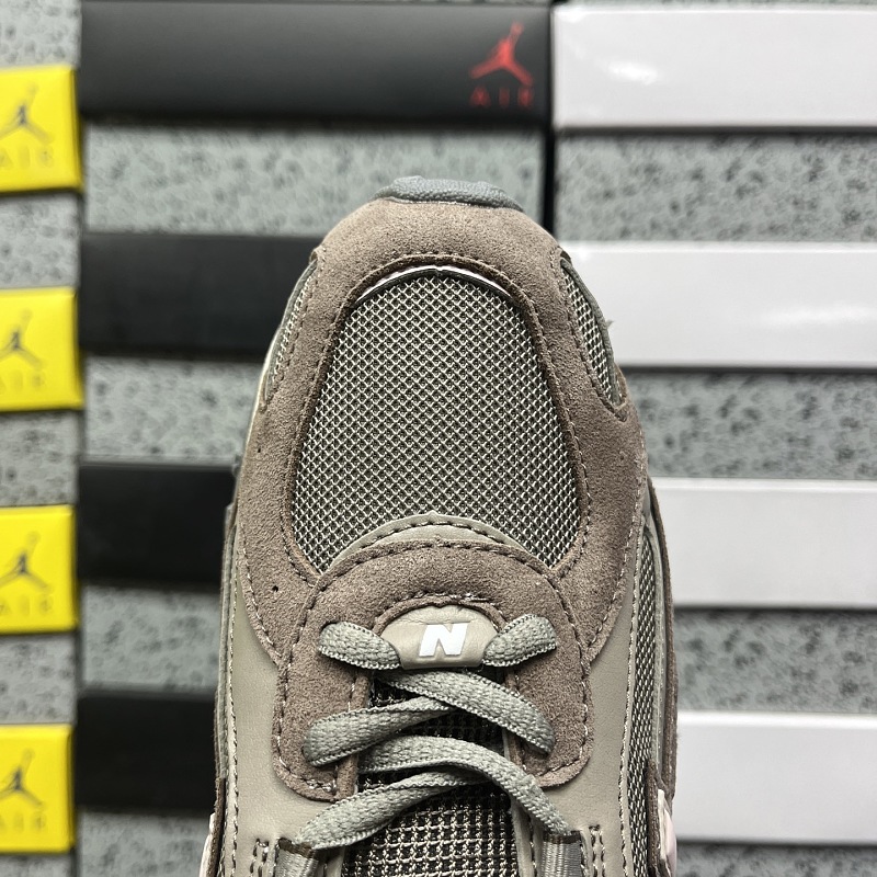 New Balance 204 Sneakers · 5