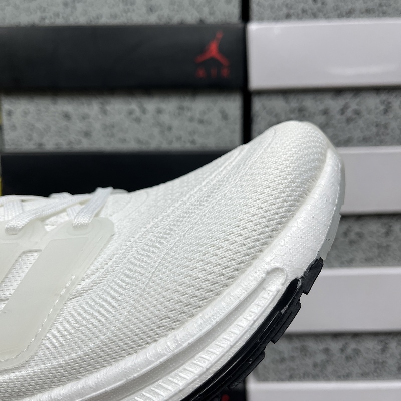 Ultraboost Light 8