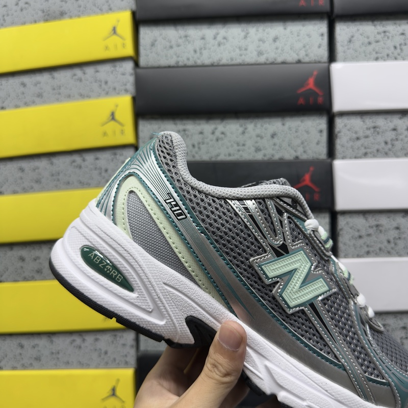New Balance 740 Sneakers · 6