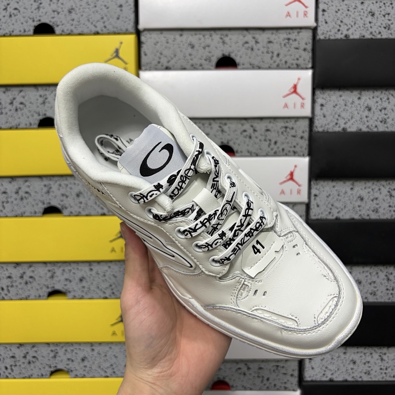 Hamptons Worn-Out 9000 · 3