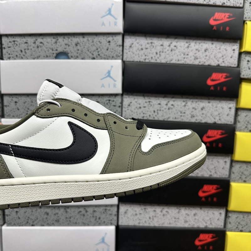 Travis Scott Reverse Swoosh Sneakers · 6