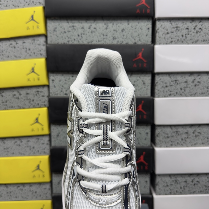 New Balance 740 Sneakers · 4