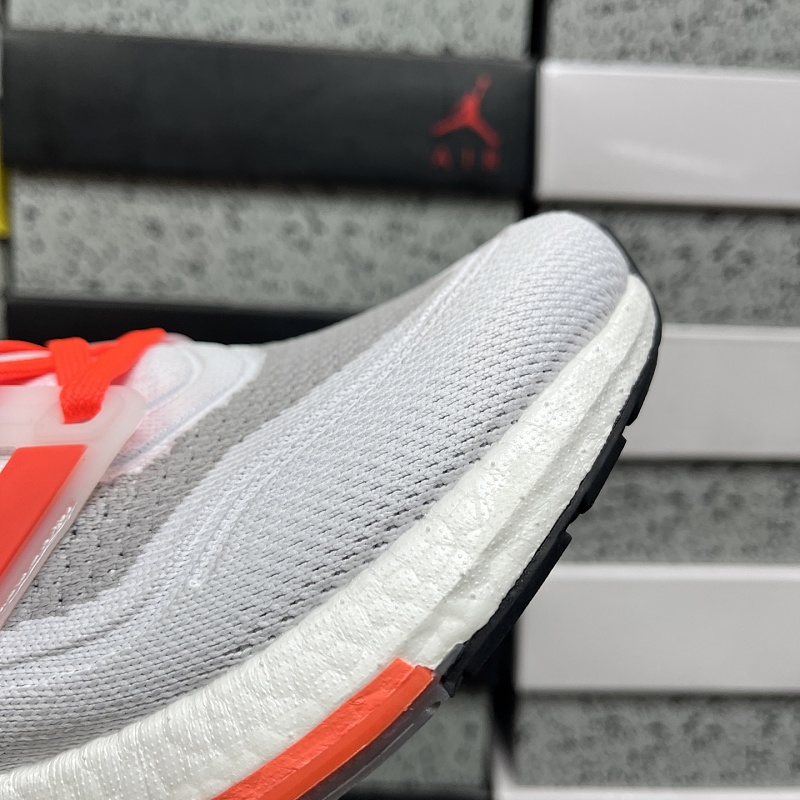 Ultraboost Light 8