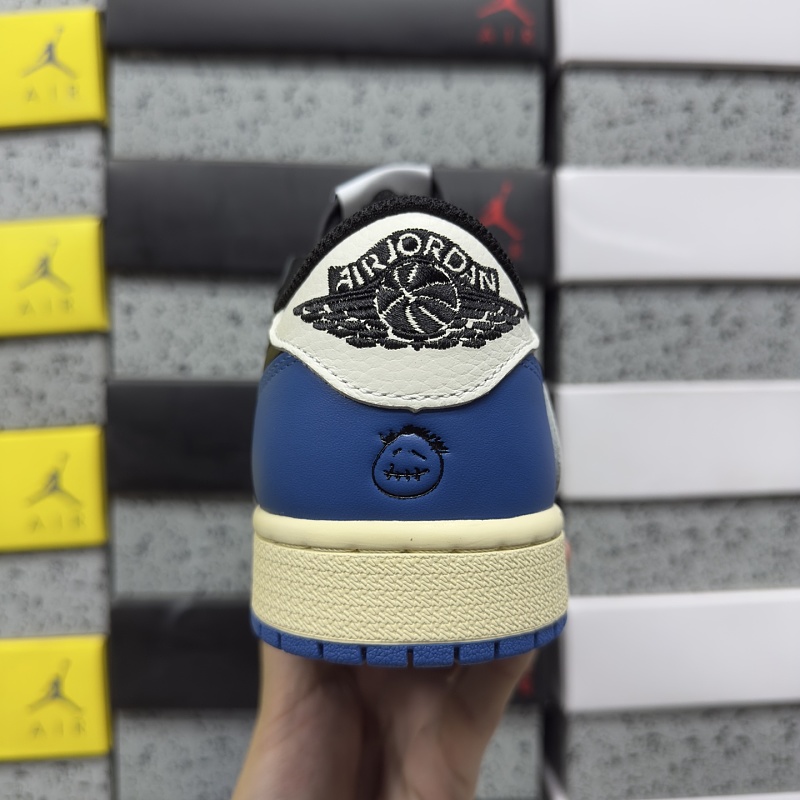 Travis Scott Reverse Swoosh Sneakers · 3