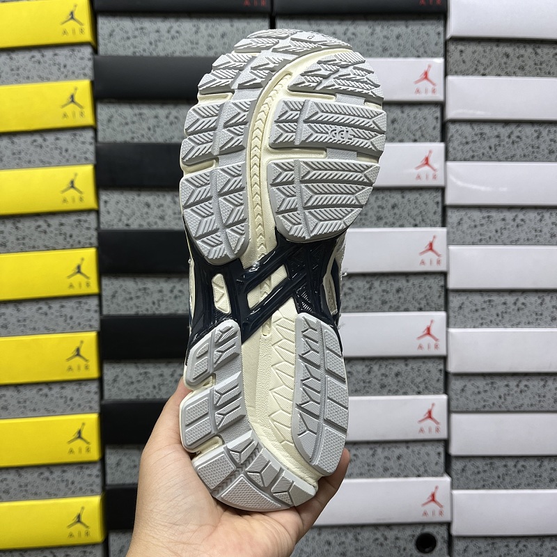 Asics Sneakers · 4