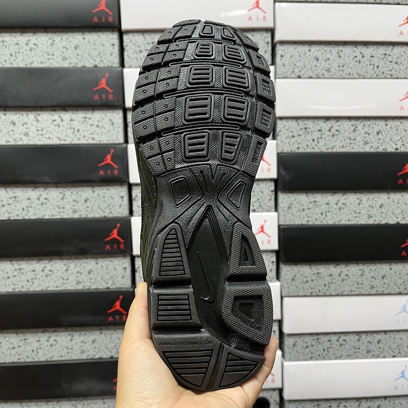 Nike Vomero 4