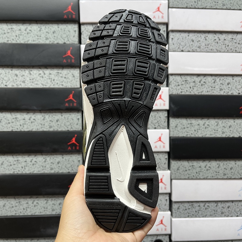 Nike Vomero 4