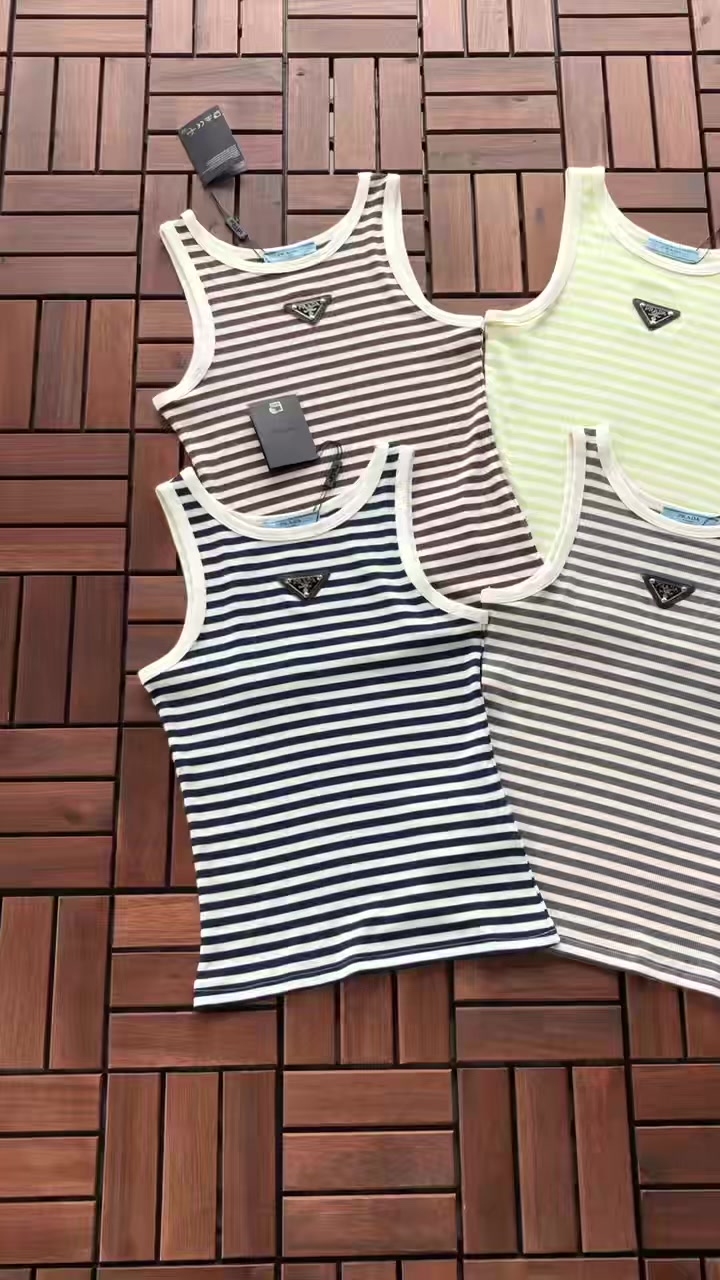 P A A Vest Woman · 3