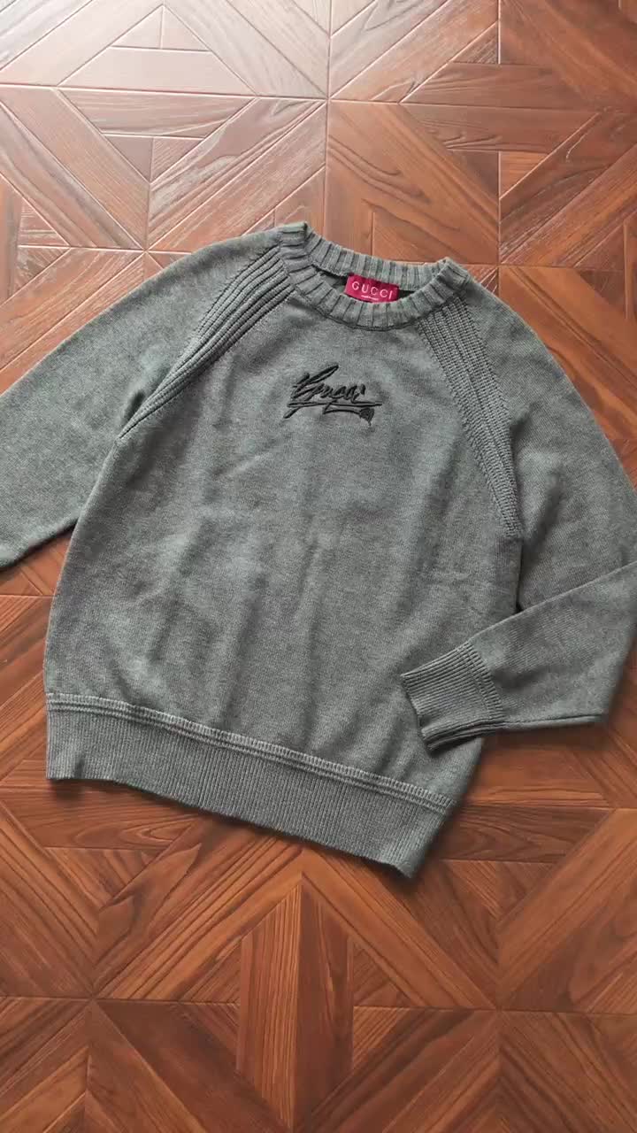 G⭐ C⭐ I Sweater · 4